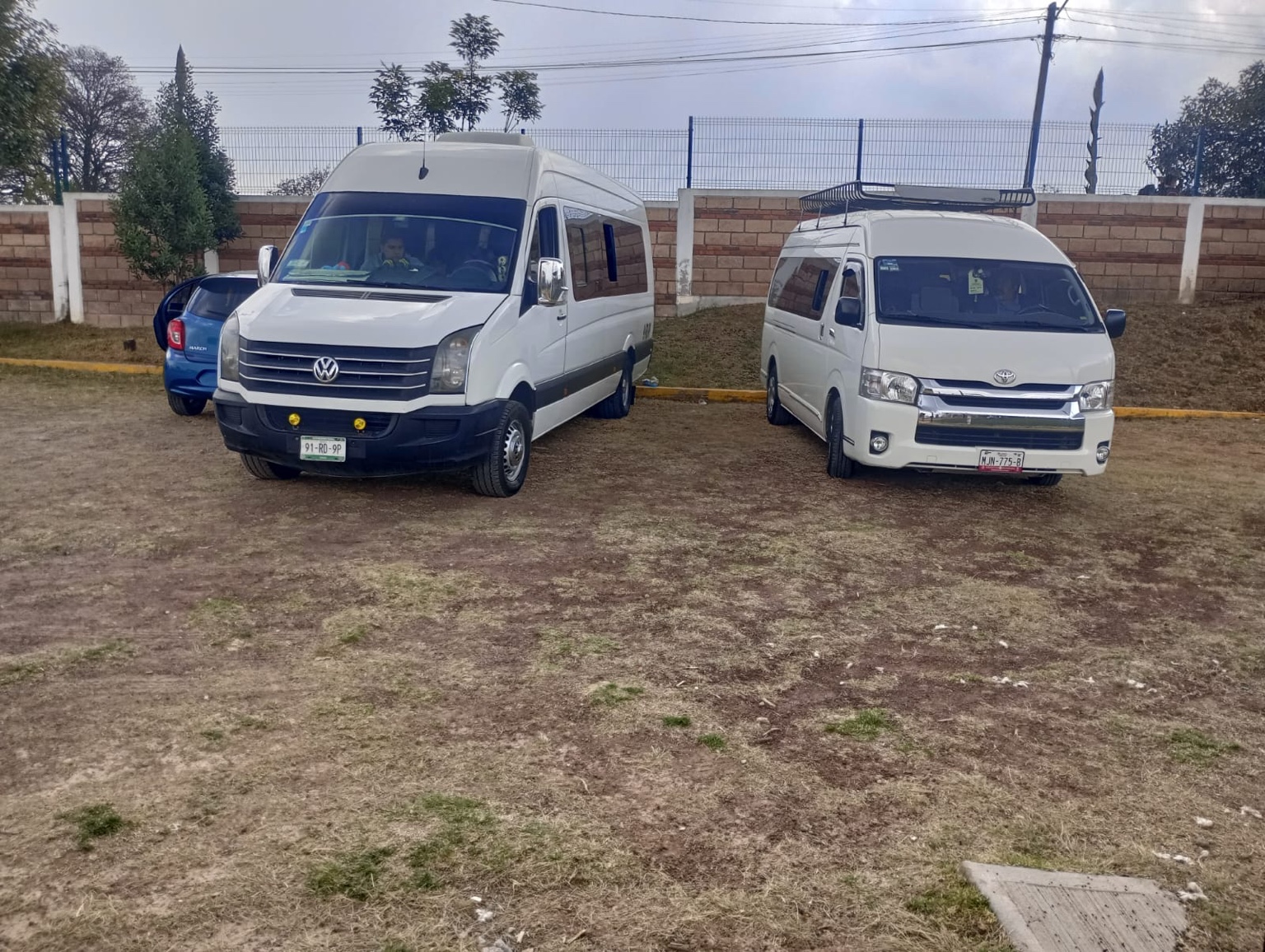 Camionetas blancas estacionadas