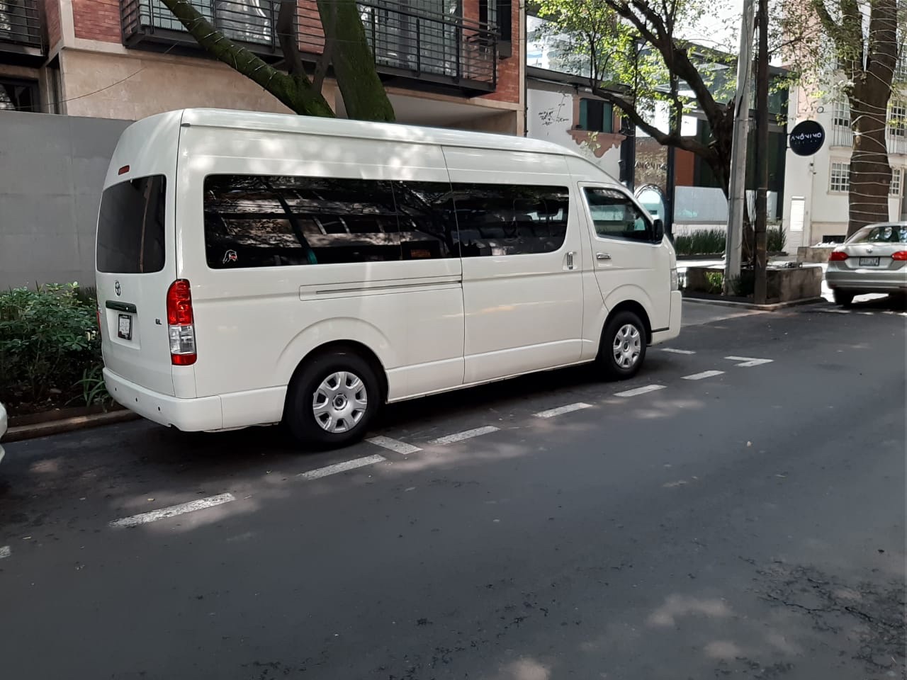 Camioneta blanca estacionada